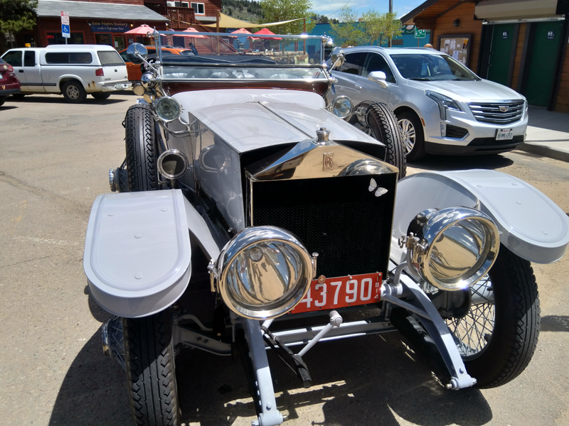 Illustration for article titled When you go to lunch and see an horseless carriage rally